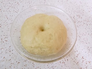 果酱辫子面包,面团发酵至两倍大就可以了，用手指沾面粉戳一个小洞看看，不回缩不反弹，就可以进行下一步了。