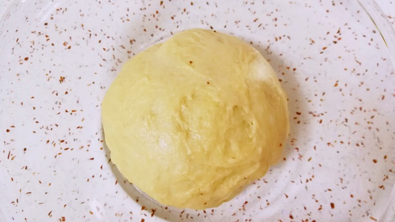 果酱辫子面包,和好的面团从面包机里面取出，整好形放入玻璃盆，盖上保鲜膜发酵一个半小时(家里有暖气，室温27-28度)。
