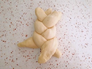 果酱辫子面包,取三根长条形面团，辫成辫子形状，两头收好口。