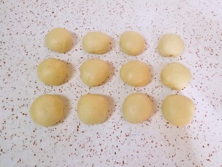 果酱辫子面包, 将发酵好的面团用手掌拍扁，排出气体，分成大小一致的12份，盖上保鲜膜静置15分钟让面团松弛。