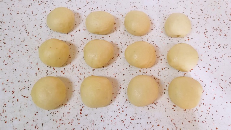果酱辫子面包, 将发酵好的面团用手掌拍扁，排出气体，分成大小一致的12份，盖上保鲜膜静置15分钟让面团松弛。
