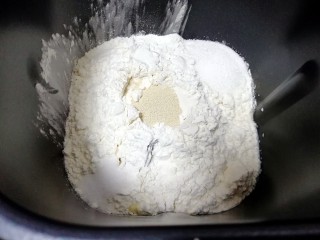 果酱辫子面包,再加入高筋面粉，糖和盐对角放，发酵粉挖个小坑盖起来。启动面包机的“自动和面”程序。