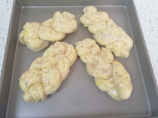 果酱辫子面包,发酵好的面包明显变大，刷上蛋液，撒上白芝麻。烤箱上下管165度预热。