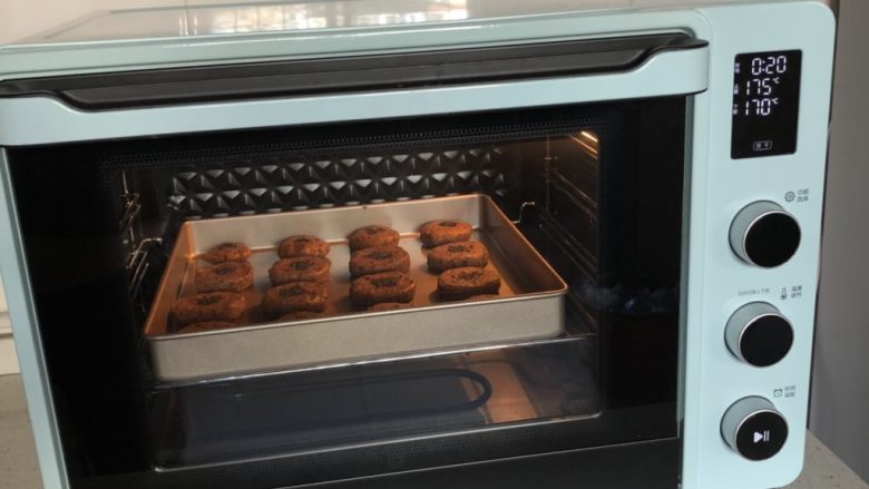 小麦胚芽红糖饼干,送入预热好的烤箱、中下层、上火175、小火170度、烤15分钟，再利用烤箱的余热焖5分钟后，取出晾凉即可。