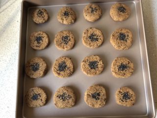 小麦胚芽红糖饼干,中间点缀少许黑芝麻，摆入不粘烤盘，适当留点空隙
