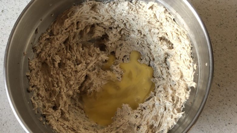 小麦胚芽红糖饼干,分三次加入蛋液，每加一次都要搅打均匀