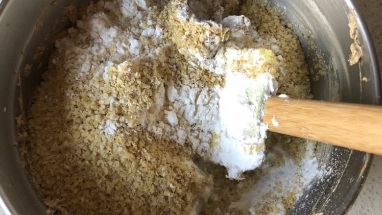 小麦胚芽红糖饼干,筛入低粉和小苏打，倒入小麦胚芽，用橡皮刮刀拌匀，直到看不见白色粉末
