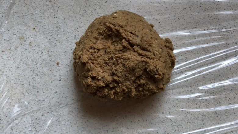 小麦胚芽红糖饼干,取适当大小的保鲜膜，包入面团