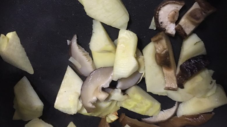 青椒香菇炒冬笋,4️⃣ 倒入香菇翻炒2分钟。
