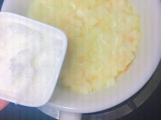 #宝宝辅食#苹果派,加入白糖和水淀粉继续煮至粘稠即可出锅备用