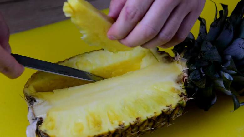 菠萝咕噜肉——水果入菜，一不小心却成了名菜,菠萝对半切开，挖出菠萝肉，切块备用。
