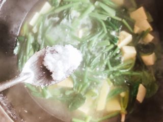 🥬菠菜豆腐汤,沸腾后加入盐