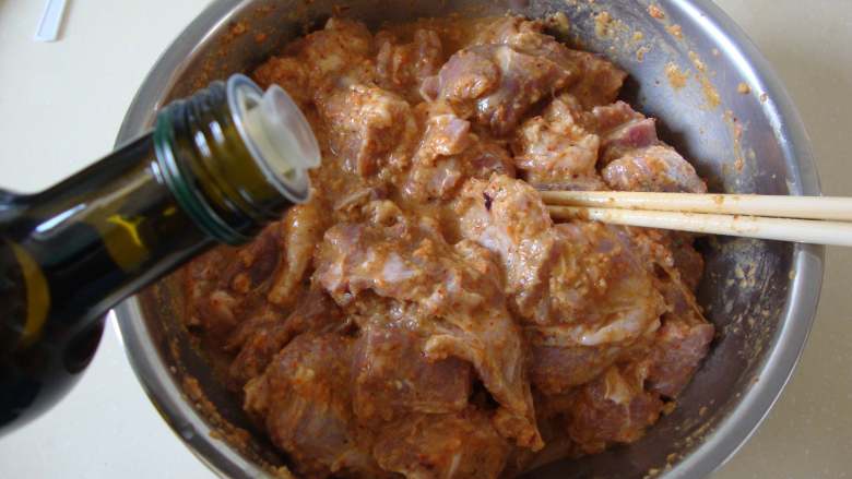 印度风味烤羊肉,把混合好的酱料倒入羊肉中拌匀，加少量橄榄油拌匀