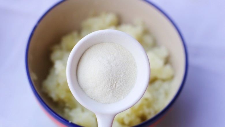 奶香秋葵土豆泥 颜值爆表的营养健康的宝宝餐,蒸熟的土豆用勺子压成泥，加入奶粉。