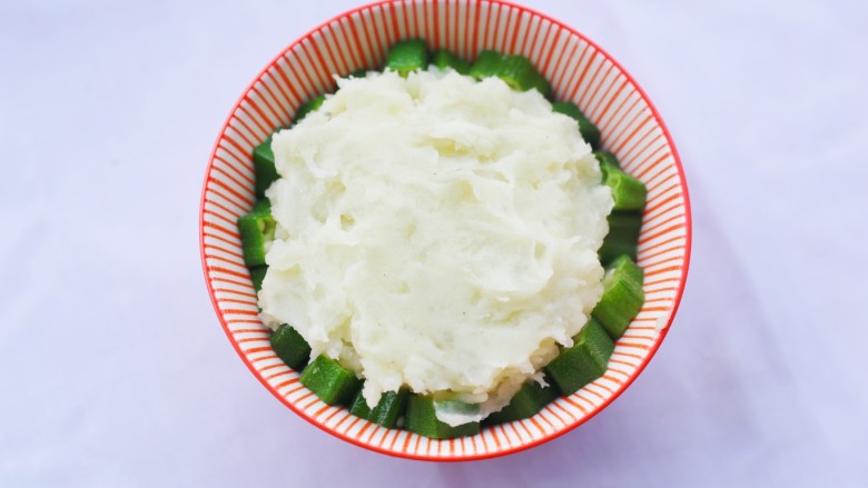 奶香秋葵土豆泥 颜值爆表的营养健康的宝宝餐,把拌好的土豆泥放入秋葵中间，压实。