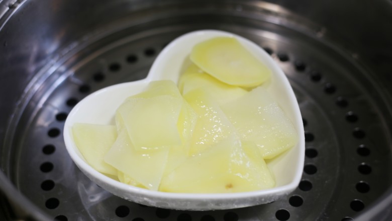 奶香秋葵土豆泥 颜值爆表的营养健康的宝宝餐,土豆去皮洗净切薄片，放蒸锅大火蒸15分钟至熟。