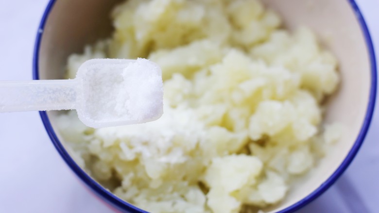 奶香秋葵土豆泥 颜值爆表的营养健康的宝宝餐,加入适量盐。