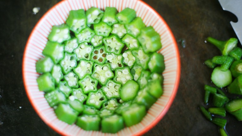 奶香秋葵土豆泥 颜值爆表的营养健康的宝宝餐,取一个圆底小碗，把秋葵沿着碗从底部往上码入碗中。