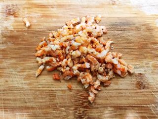 广式萝卜糕,海米用清水浸泡10分钟后沥干水，稍微切碎一下