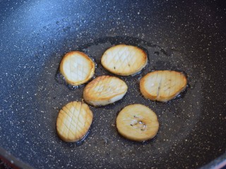 酱汁杏鲍菇,锅中加油，加杏鲍菇煎至两面金黄
