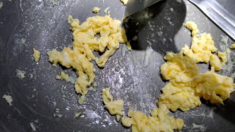 百家争艳,锅内放入少许色拉油把鸡蛋炒花。炒好装盘备用。