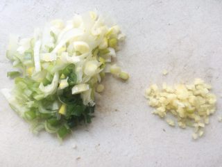 香菇牛肉辣椒酱,葱洗干净切碎，姜切碎末
