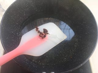 香菇牛肉辣椒酱,之后用筷子将花椒夹出来扔掉