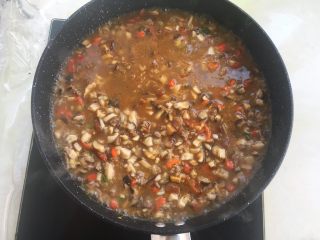 香菇牛肉辣椒酱,之后加入清水，翻炒均匀后小火慢慢炖
