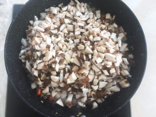 香菇牛肉辣椒酱,加入香菇碎，翻炒至香菇碎变软，大概有个3分钟左右
