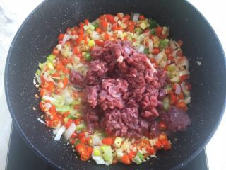 香菇牛肉辣椒酱,加入腌制好的牛肉