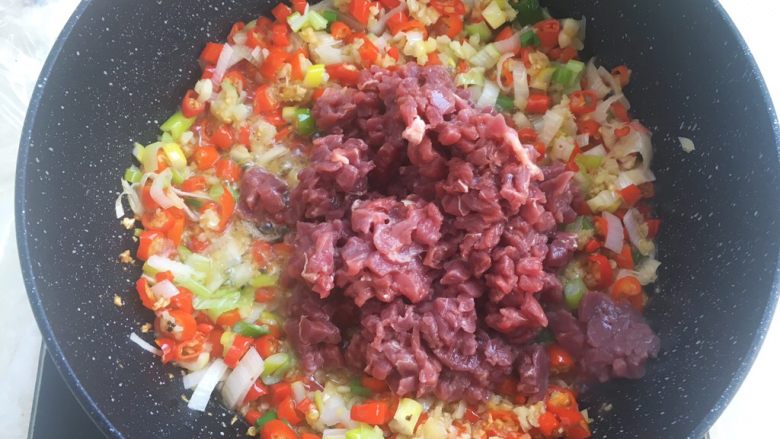 香菇牛肉辣椒酱,加入腌制好的牛肉
