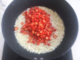 香菇牛肉辣椒酱,之后加入辣椒碎末，一起翻炒2分钟