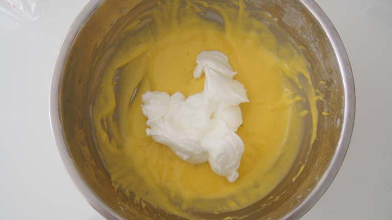 波点蛋糕卷,取三分之一的蛋白加入蛋黄糊中，切拌均匀