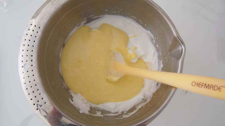 波点蛋糕卷,将蛋黄糊倒入剩余的蛋白霜中，切拌均匀