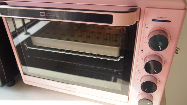 波点蛋糕卷,将烤盘放入烤箱，中层上下火，160度，20分钟左右熟透即可。烤好的蛋糕片扣在晾网上，撕掉油布后盖上一张油纸，晾至温热。将晾好的蛋糕片翻过来，抹上打发好的<a style='color:red;display:inline-block;' href='/shicai/ 8197'>淡奶油</a>
