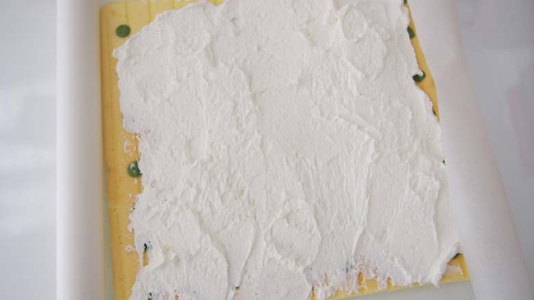 波点蛋糕卷,借助擀面杖将蛋糕卷卷起来，放入冰箱冷藏定型后就可以切开啦