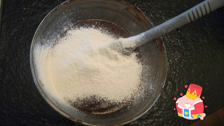 来自冬天的温暖—重芝士布朗尼蛋糕,过筛筛入50克面粉。