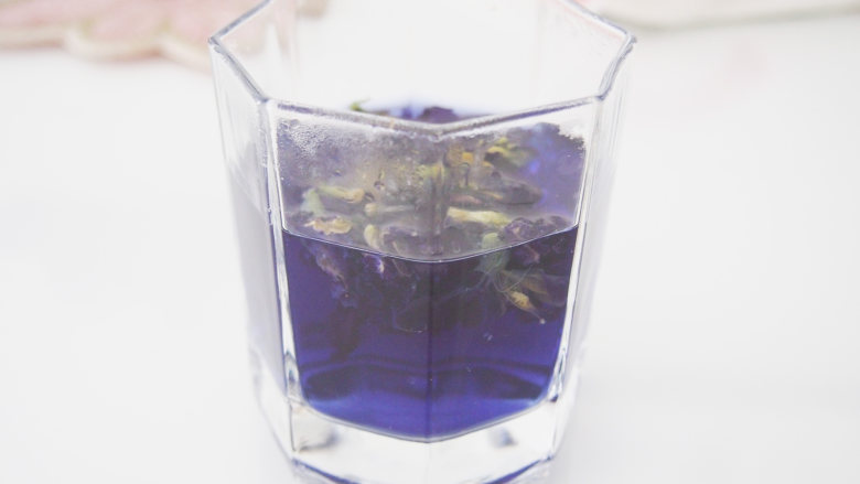 星空果冻,蝶豆花放入杯子中，冲入纯净水成为蓝色