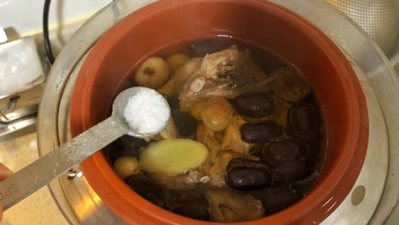 清润养生鹌鹑炖汤,加适量盐调味。