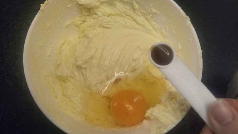 来自冬天的温暖—重芝士布朗尼蛋糕,等把糖都打到奶酪糊后＋一个大鸡蛋(60克)＋1.25ml香草精(1/4汤匙)