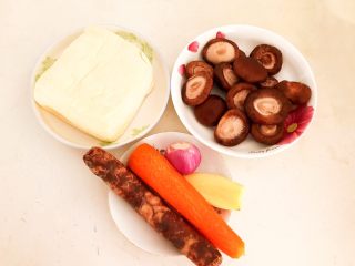 家常烧豆腐,准备食材：北豆腐，香菇，熟腊肠，胡萝卜，鲜姜和毛葱