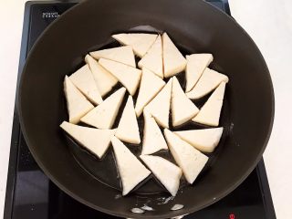 家常烧豆腐,炒锅烧热后加入1勺玉米油，油温5分热的时候放入豆腐块，全程小火煎制