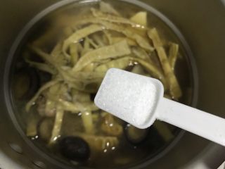 笋干老鸭煲（高压锅版）,煮好之后加一小勺细盐