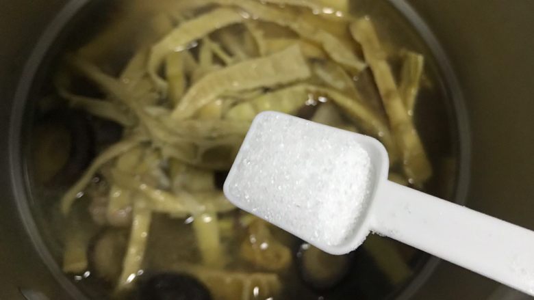 笋干老鸭煲（高压锅版）,煮好之后加一小勺细盐