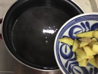 笋干老鸭煲（高压锅版）,水开后放入二分之一的生姜片