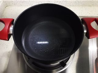 笋干老鸭煲（高压锅版）,锅内煮适量清水