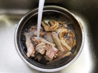 笋干老鸭煲（高压锅版）,煮好的老鸭用流动水冲洗干净表面的浮沫