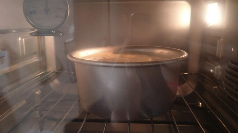 来自冬天的温暖—重芝士布朗尼蛋糕,送入预热好的烤箱。160°烤40分钟。
