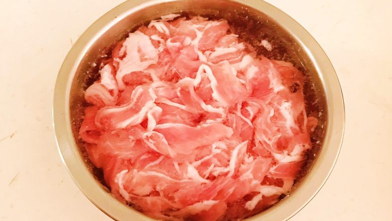 砂锅羊肉,<a style='color:red;display:inline-block;' href='/shicai/ 7753'>羊肉片</a>用冷水浸泡20分钟，中间换2次水，泡出羊肉的血水