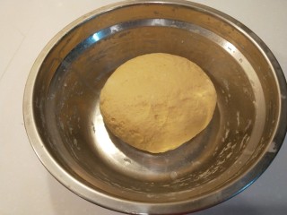 新文美食  南瓜红糖发面饼,加入适量酵母，在适量加入面粉合成面团，根据南瓜多少合面。